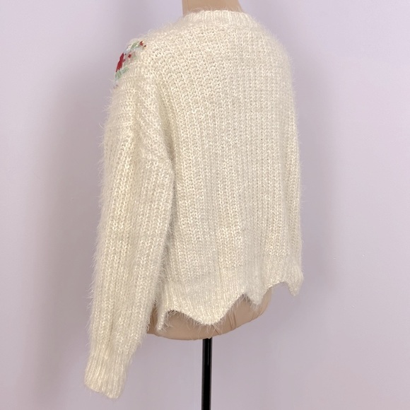 Fuzzy Soft Eyelash Cream Floral Embroidered Accents Scallop Knit Sweater Size S - Picture 6 of 12